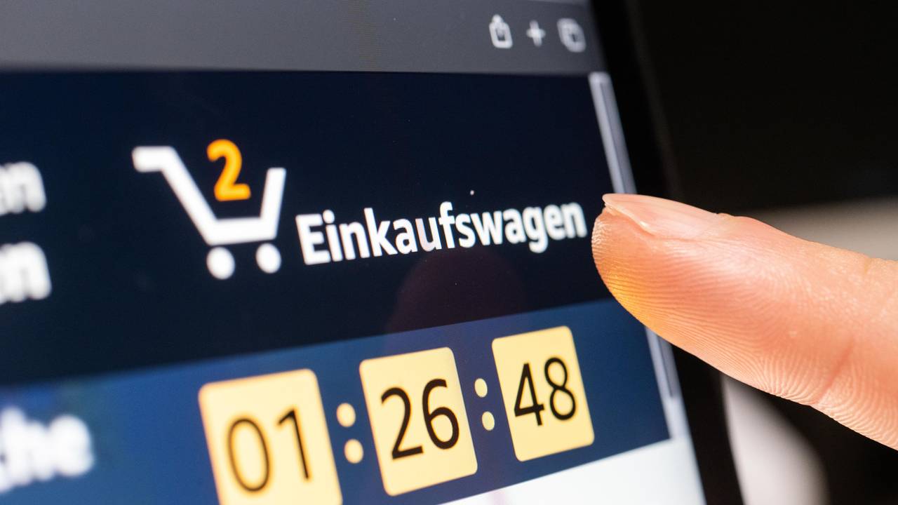 Das Symbolfoto zeigt eine Person, die auf einem Tablet auf den Amazon-Warenkorb klickt.