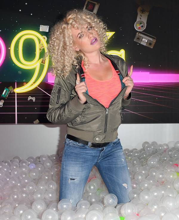 Sarah Knappik 2018 im Bällebad bei der 90er Party im Wachsfigurenkabinett Madame Tussauds Berlin.