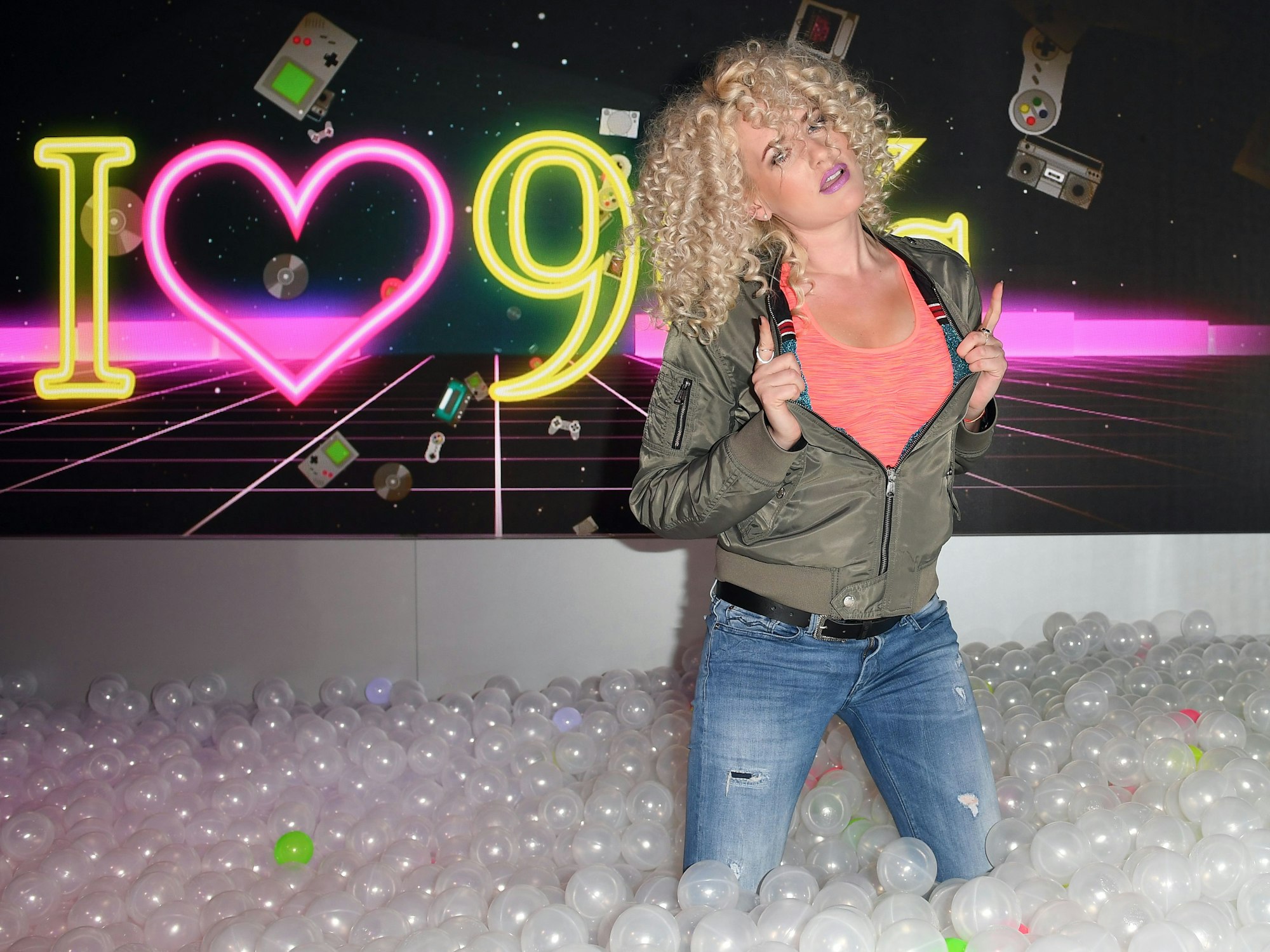 Sarah Knappik 2018 im Bällebad bei der 90er Party im Wachsfigurenkabinett Madame Tussauds Berlin.