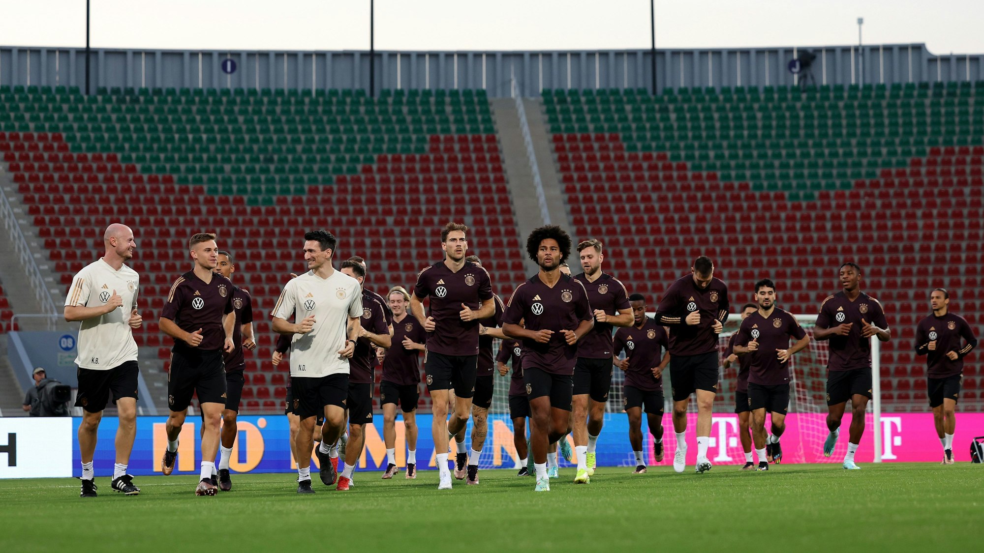 Die Nationalspieler drehen ein paar Laufrunden.