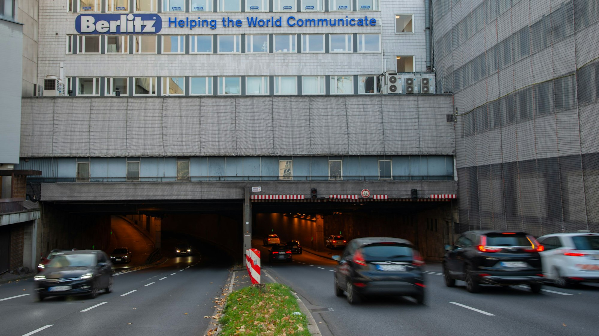 Autos fahren durch den Nord-Süd-Fahrt-Tunnel in Köln.