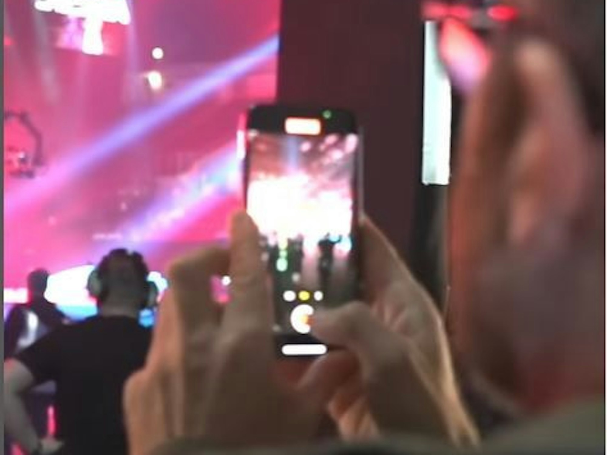 David Guetta filmt bei den MTV Music Awards in Düsseldorf im Backstage-Bereich.