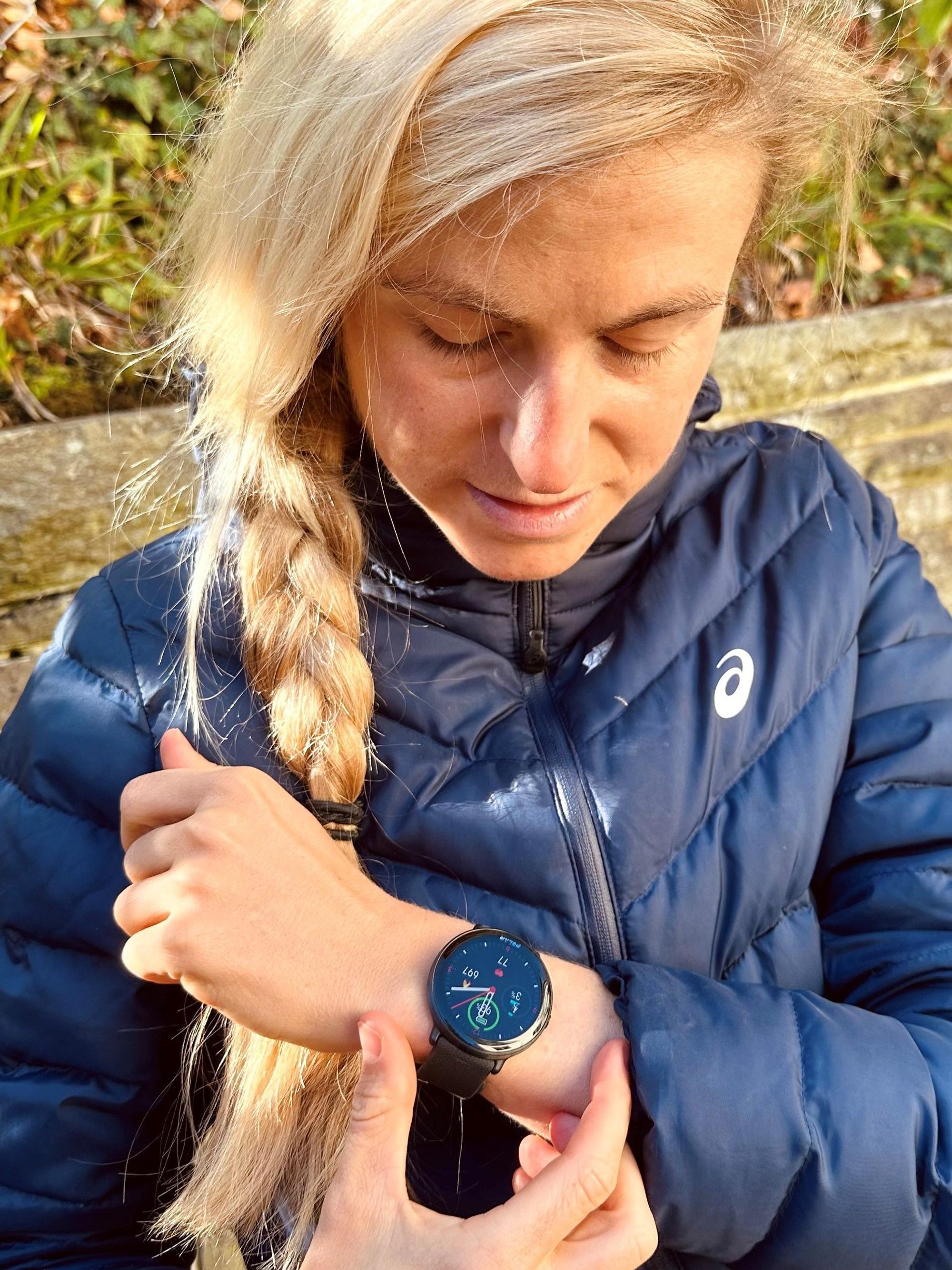 Laura Hottenrott zeigt ihre Polar Ignite 3.