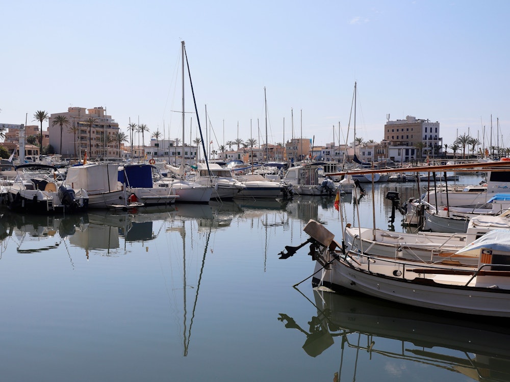 Das Foto zeigt den Hafen des Stadtviertels „El Molinar“ in Palma de Mallorca.