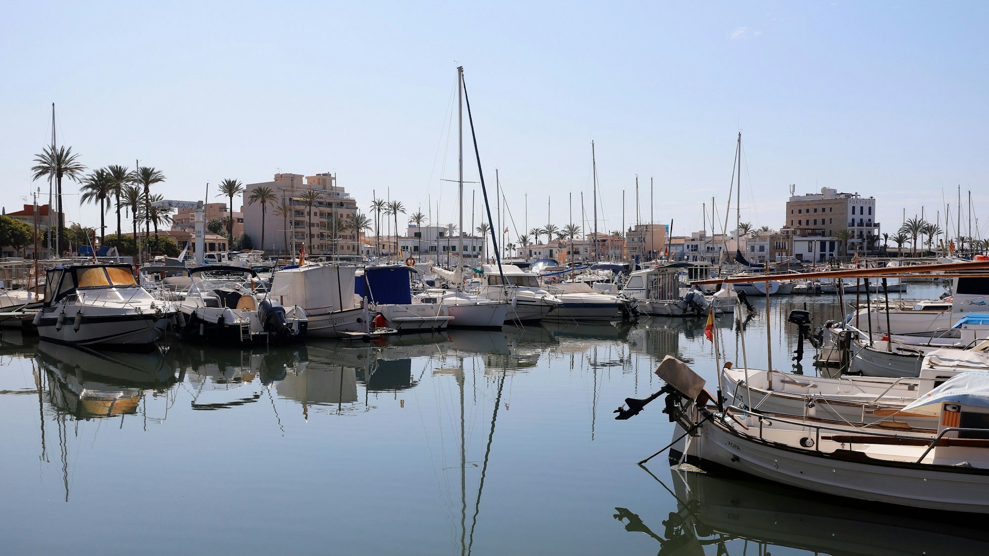 Das Foto zeigt den Hafen des Stadtviertels „El Molinar“ in Palma de Mallorca.