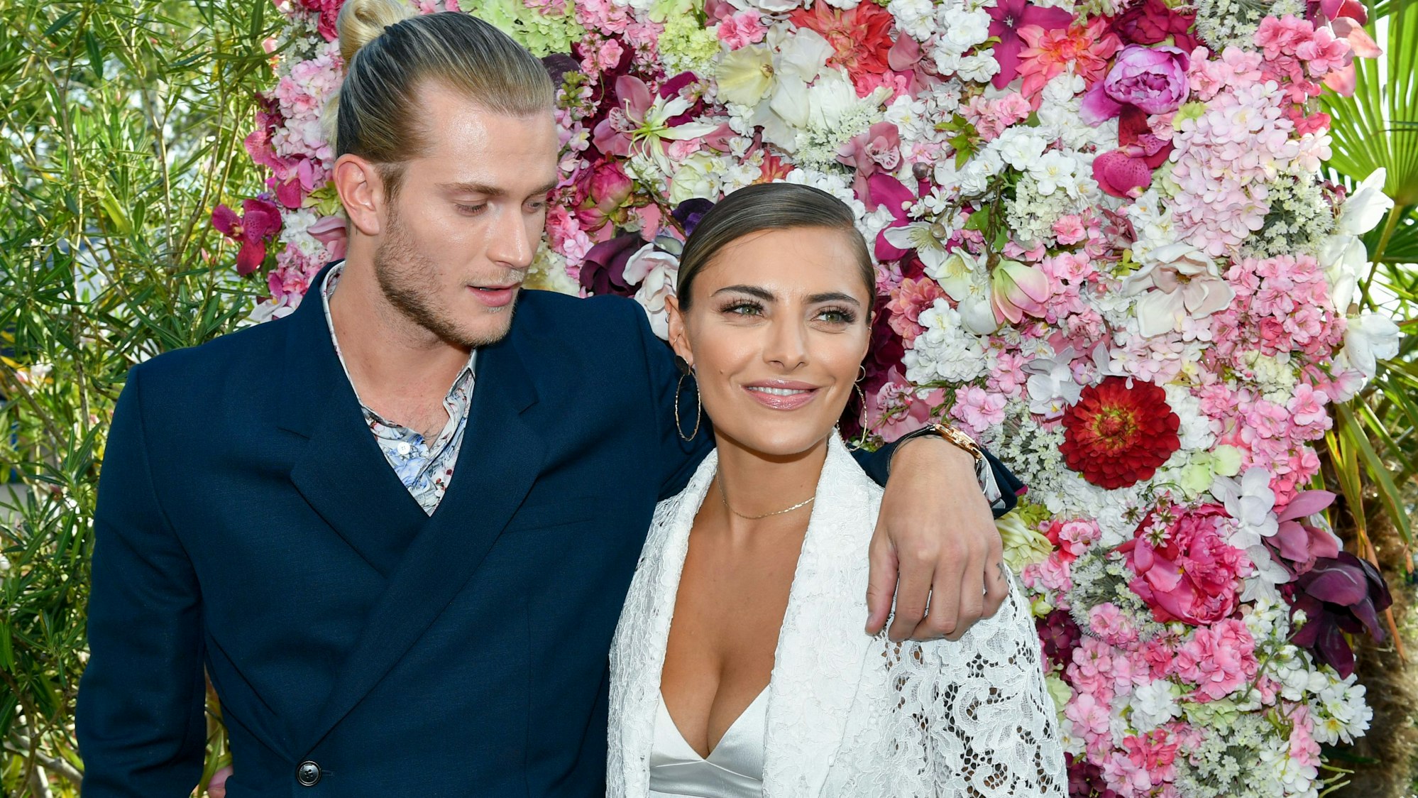 Sophia Thomalla und ihr Freund Loris Karius kommen zu einem Sommerfest.