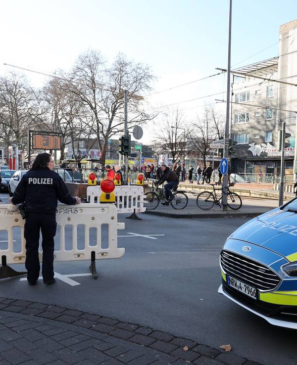 Einsatzkräfte und Autos der Polizei blockieren eine Straße. Die Polizei muss tausende Autos des Modells Ford S-Max ersetzen.