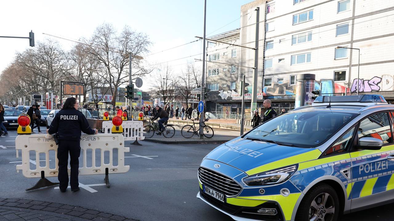 Einsatzkräfte und Autos der Polizei blockieren eine Straße. Die Polizei muss tausende Autos des Modells Ford S-Max ersetzen.