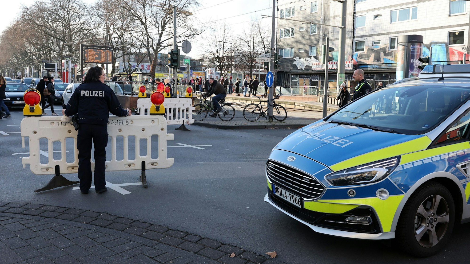 Einsatzkräfte und Autos der Polizei blockieren eine Straße. Die Polizei muss tausende Autos des Modells Ford S-Max ersetzen.