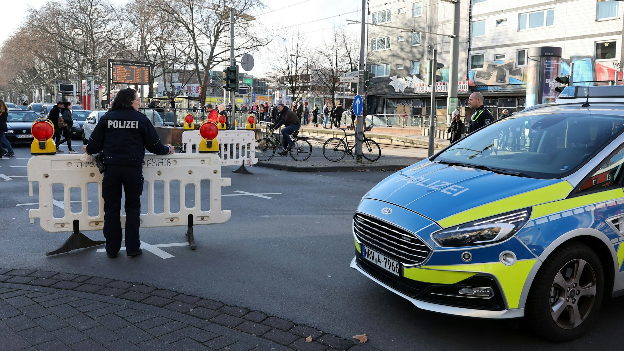 Einsatzkräfte und Autos der Polizei blockieren eine Straße. Die Polizei muss tausende Autos des Modells Ford S-Max ersetzen.