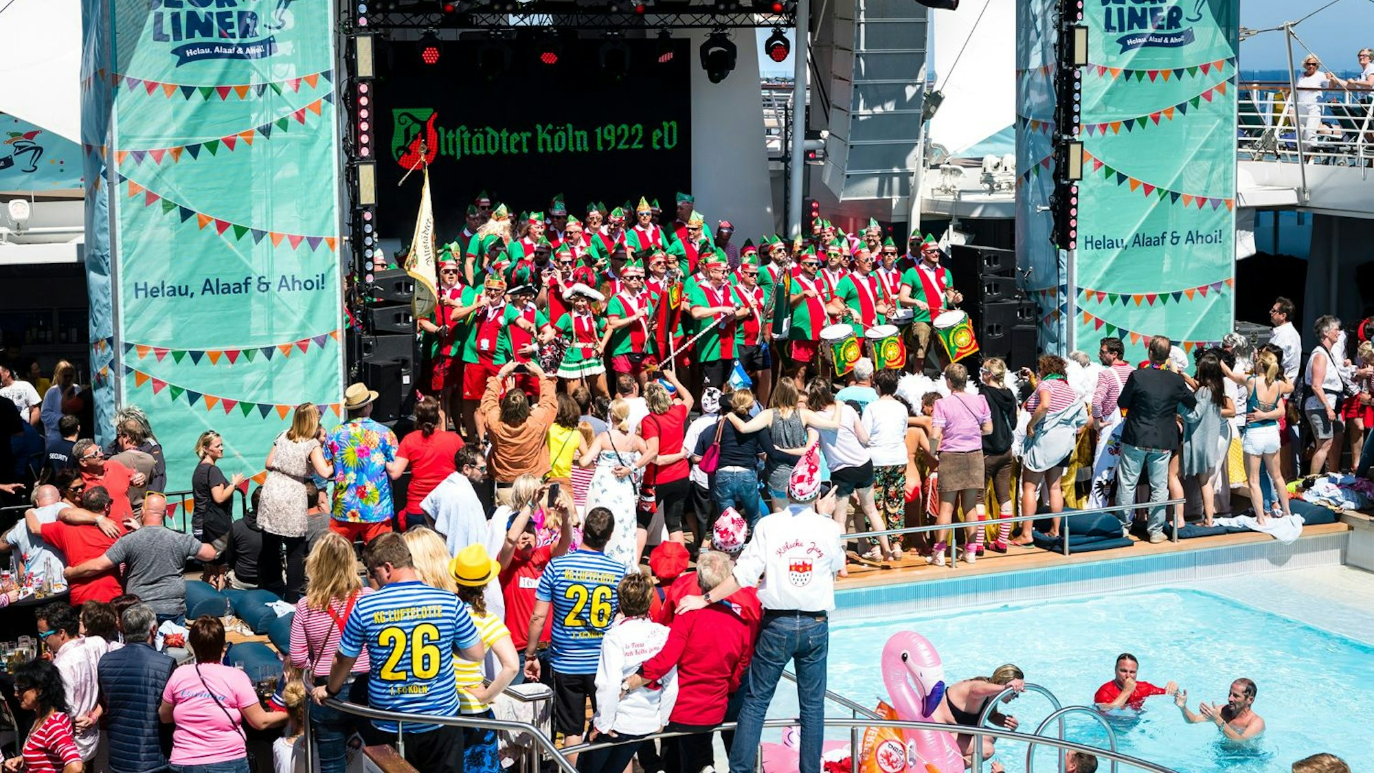 Karnevalisten feiern auf einem Schiff.