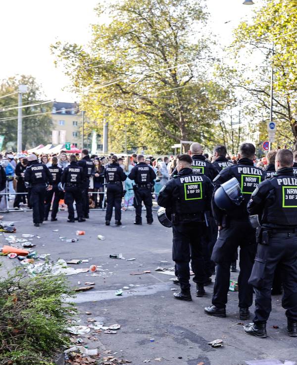 Einsatzkräfte der Polizei am 11.11. beim Sessionsauftakt in Köln.