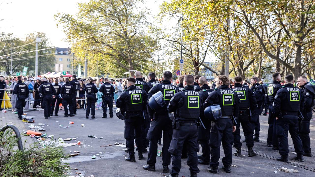 Einsatzkräfte der Polizei am 11.11. beim Sessionsauftakt in Köln.