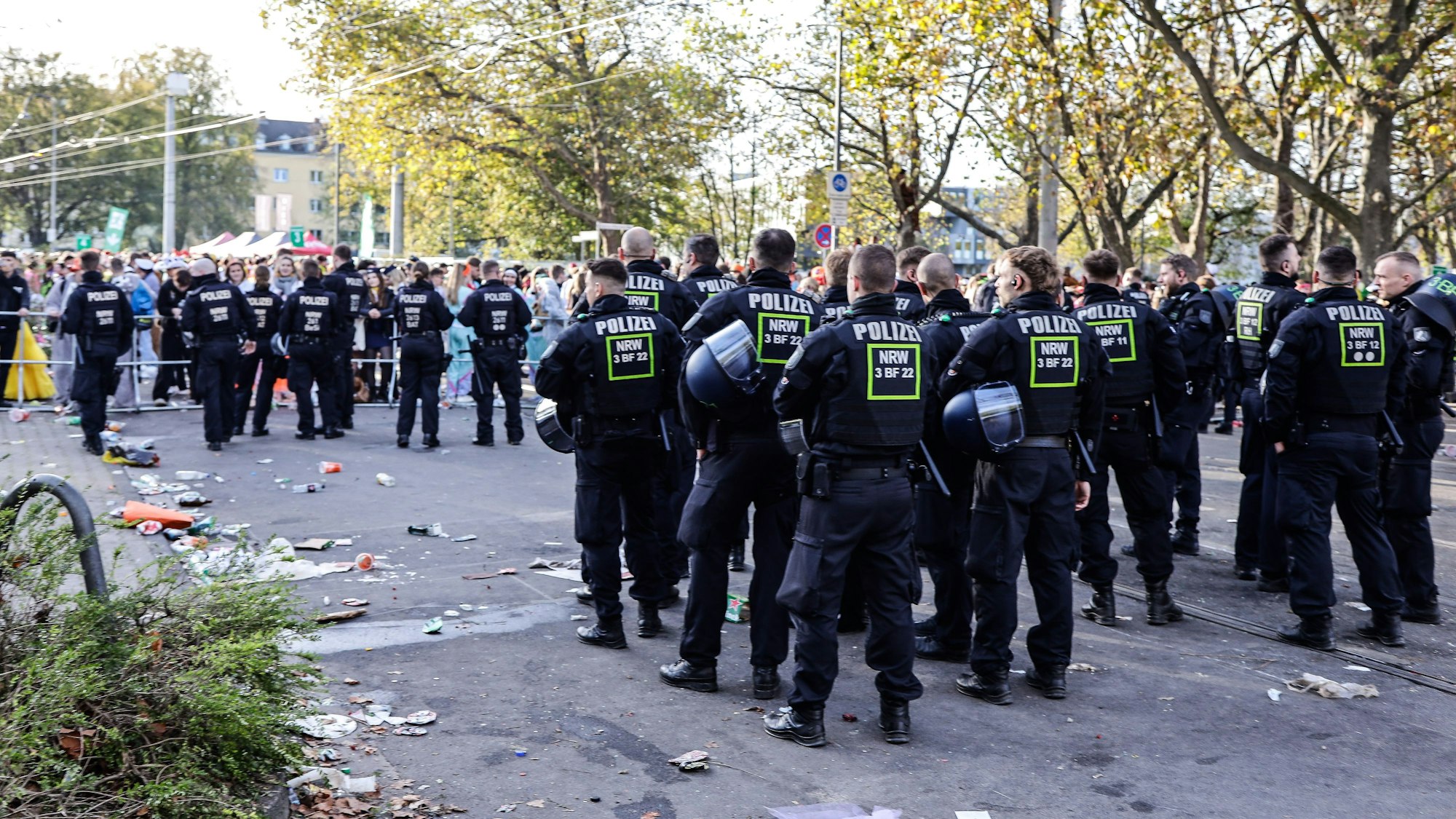 Einsatzkräfte der Polizei am 11.11. beim Sessionsauftakt in Köln.