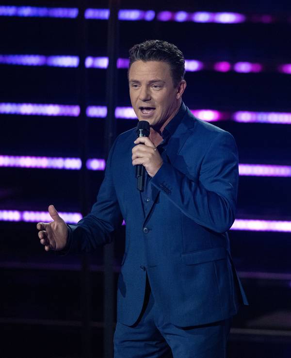 Die deutsche Sängerin Anna-Carina Woitschack und Stefan Mross, stehen in der Fernsehshow „Das große Schlagerjubiläum 2022“ in Leipzig auf der Bühne.