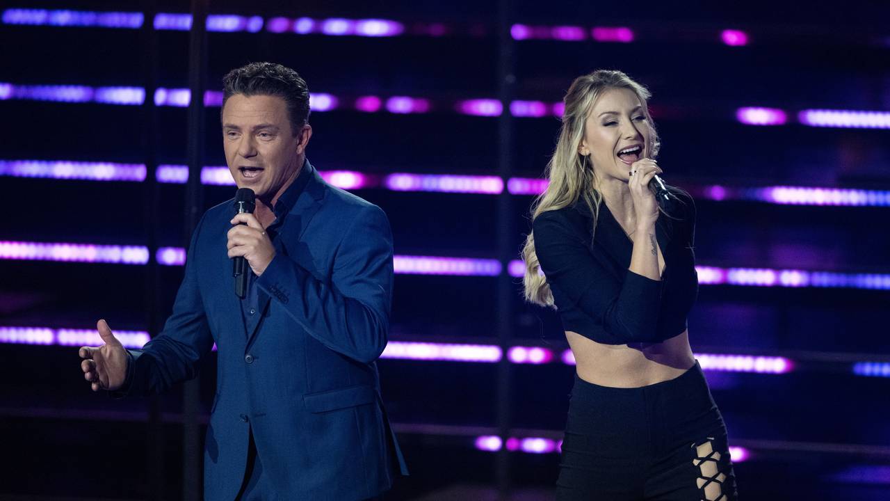 Die deutsche Sängerin Anna-Carina Woitschack und Stefan Mross, stehen in der Fernsehshow „Das große Schlagerjubiläum 2022“ in Leipzig auf der Bühne.