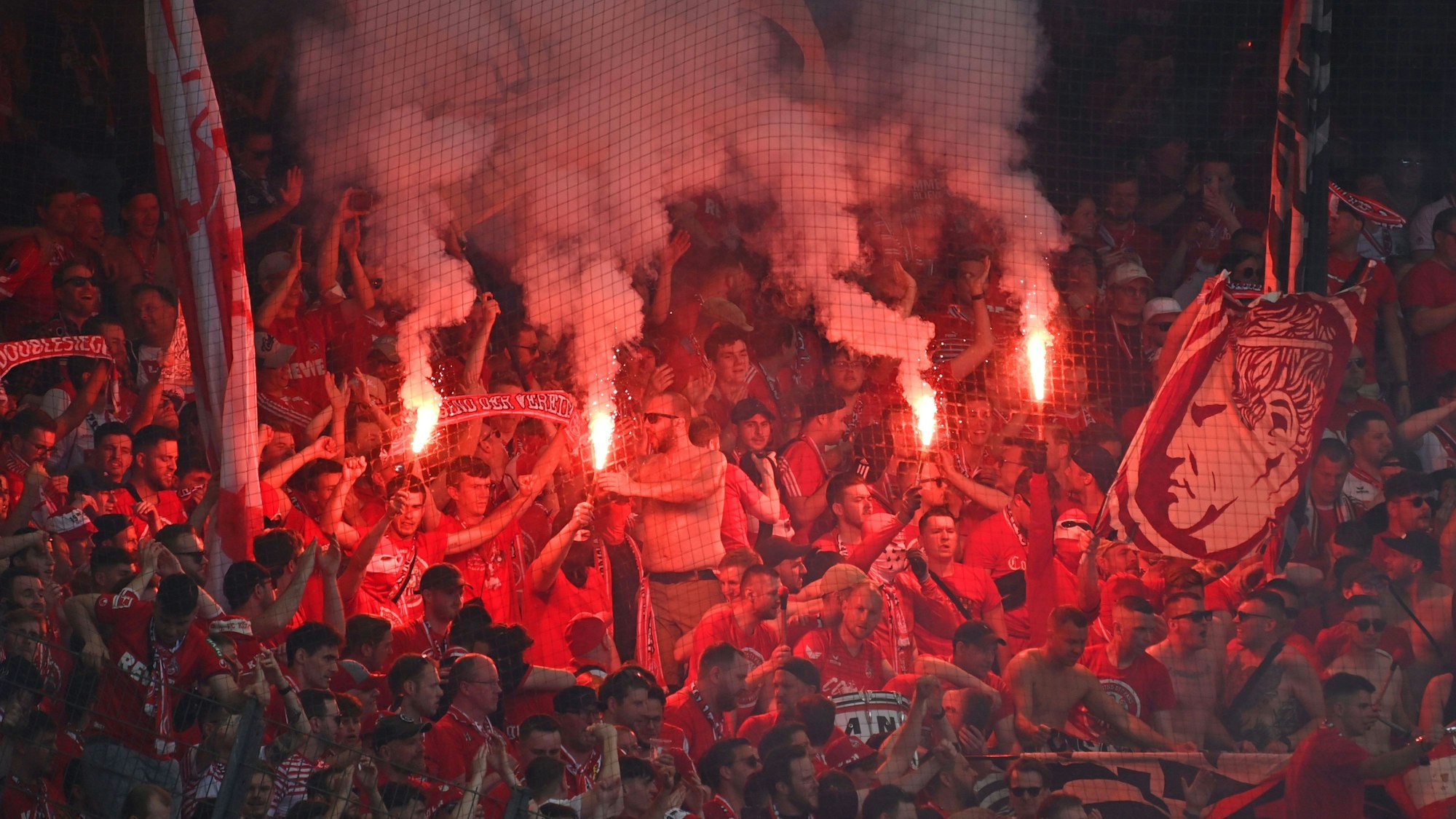 Kölner Fans zünden Bengalos in Stuttgart.