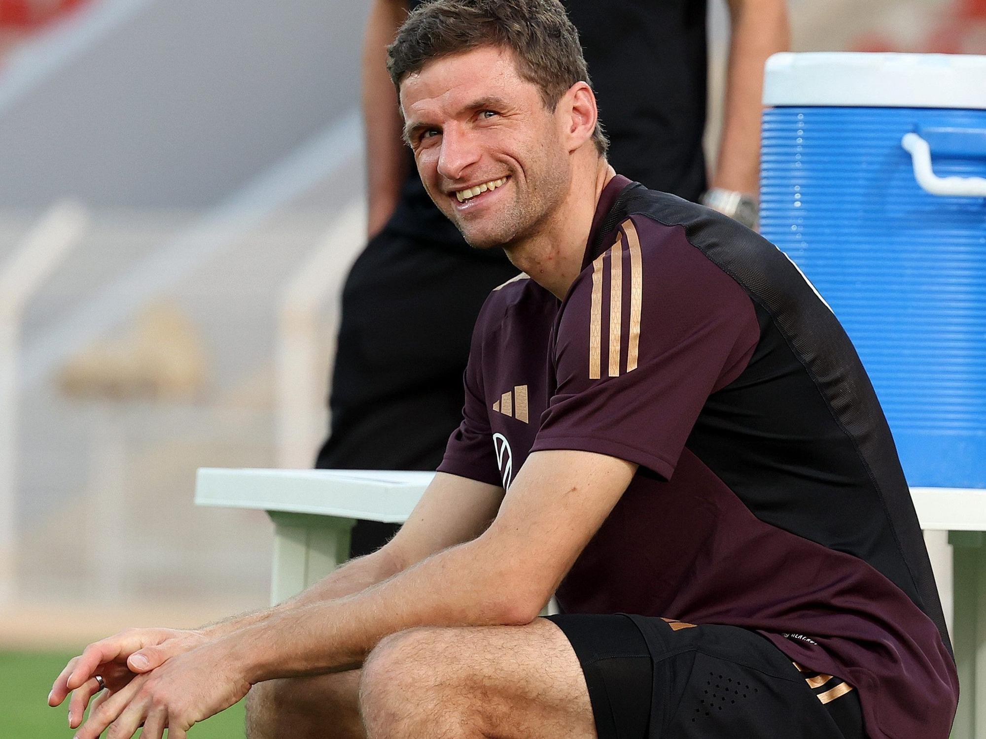 Thomas Müller schaut beim Training zu.