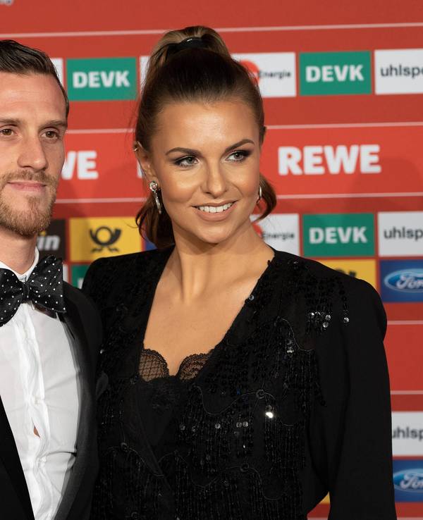 Simon Zoller und Laura Wontorra in Abendkleidung.