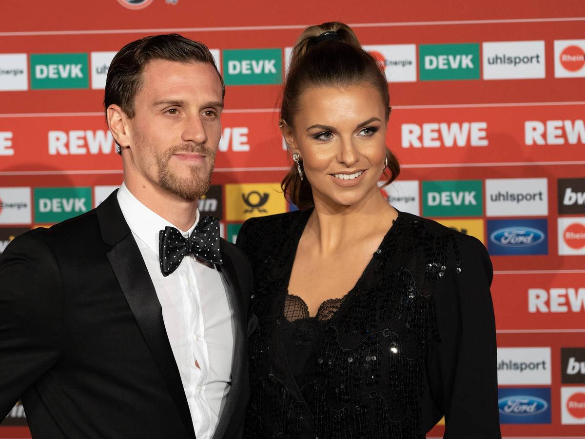 Simon Zoller und Laura Wontorra in Abendkleidung.