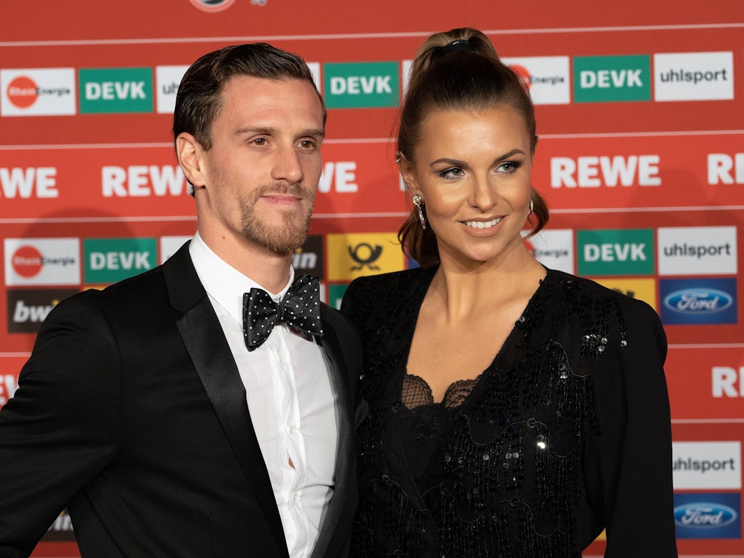 Simon Zoller und Laura Wontorra in Abendkleidung.