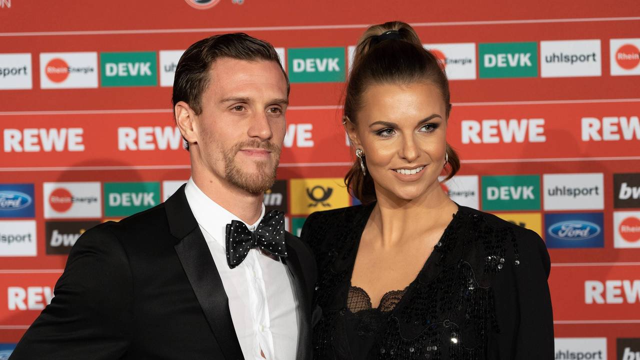 Simon Zoller und Laura Wontorra in Abendkleidung.