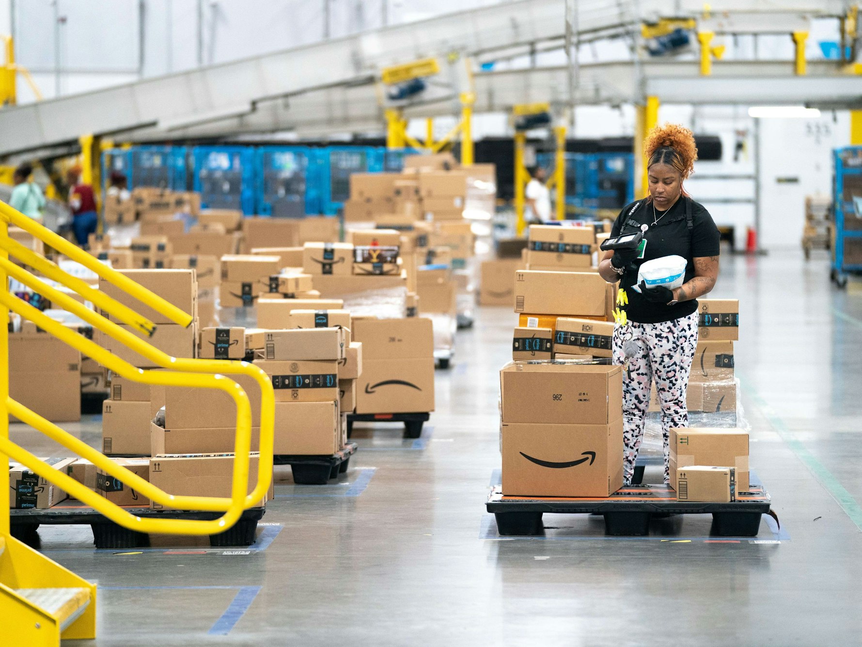 Eine Mitarbeiterin in einem Amazon-Versandzentrum im US-amerikanischen Georgia.