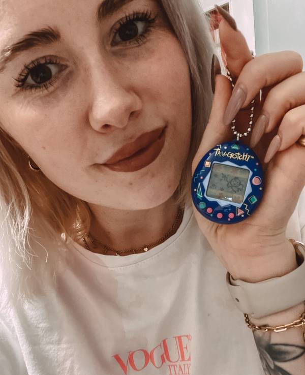 Volontärin Alexandra Miebach vom Sonntag-EXPRESS mit Tamagotchi