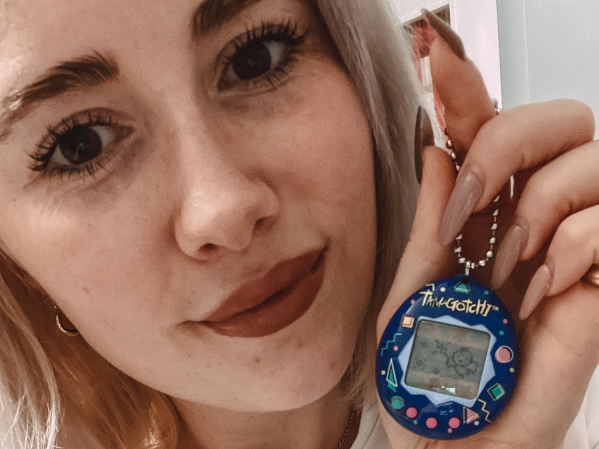 Volontärin Alexandra Miebach vom Sonntag-EXPRESS mit Tamagotchi