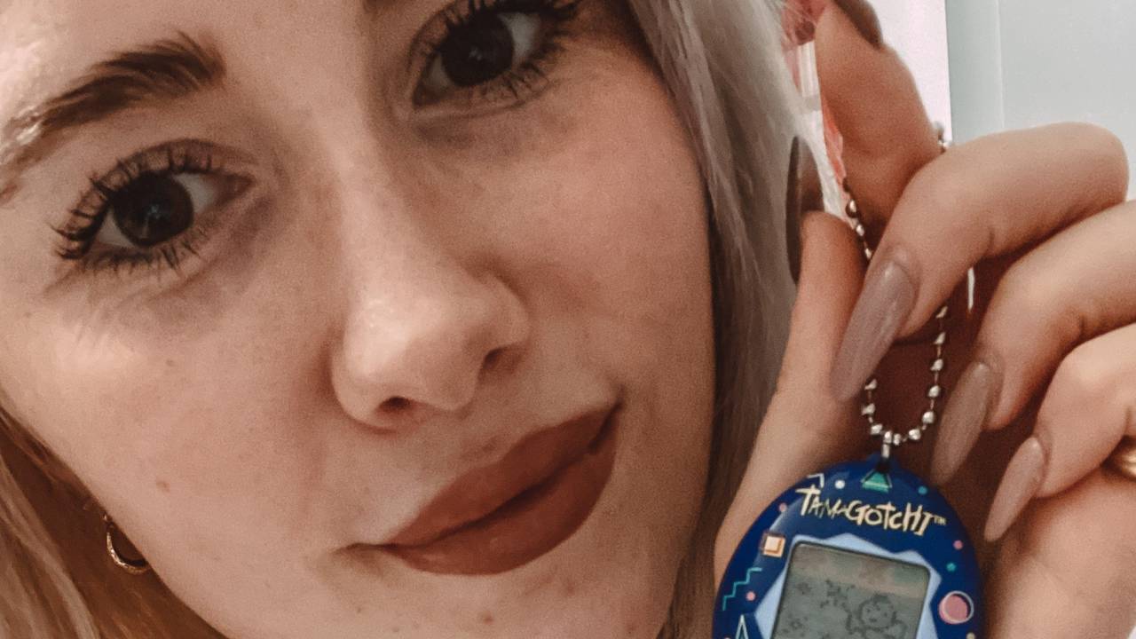 Volontärin Alexandra Miebach vom Sonntag-EXPRESS mit Tamagotchi