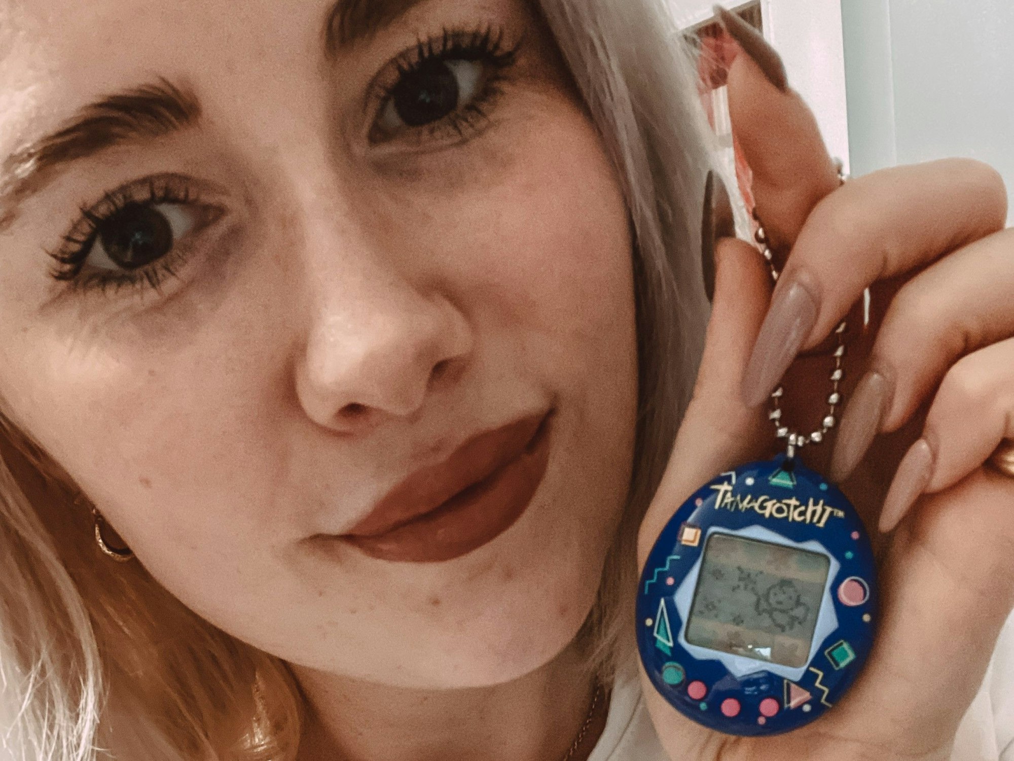 Volontärin Alexandra Miebach vom Sonntag-EXPRESS mit Tamagotchi