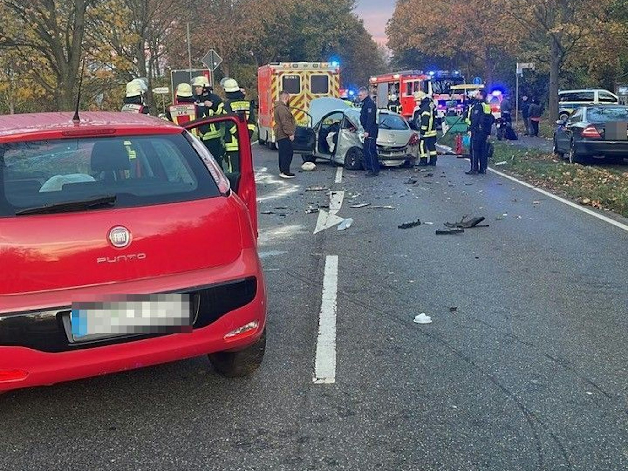 Unfall in Kerpen mit mehreren Fahrzeugen und einer verstorbenen Person.