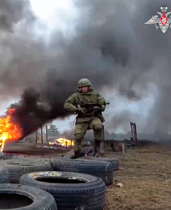 Dieses vom Pressedienst des russischen Verteidigungsministeriums veröffentlichte Foto zeigt einen russische Soldaten, der an einem Kampftraining auf einem belarussischen Schießplatz teilnimmt.