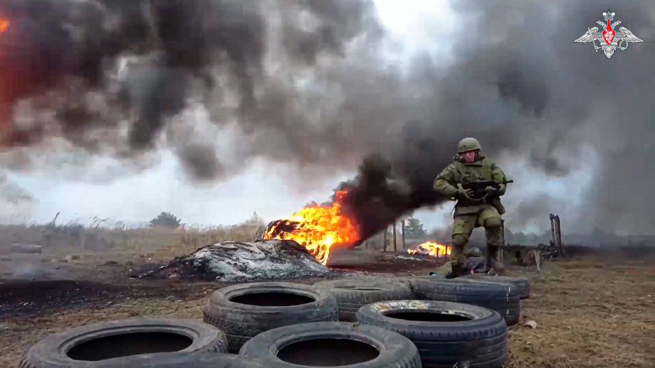 Dieses vom Pressedienst des russischen Verteidigungsministeriums veröffentlichte Foto zeigt einen russische Soldaten, der an einem Kampftraining auf einem belarussischen Schießplatz teilnimmt.