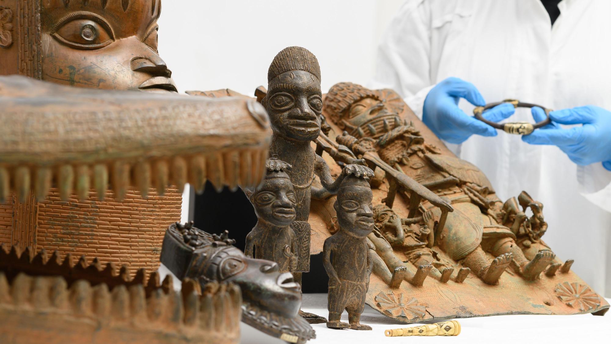 Bronze-Skulpuren aus dem historischen Köngreich Benin aus der Zeit vor 1897 stehen in einem Arbeitsraum des Depots im Museum für Völkerkunde der Staatlichen Kunstsammlungen Dresden.