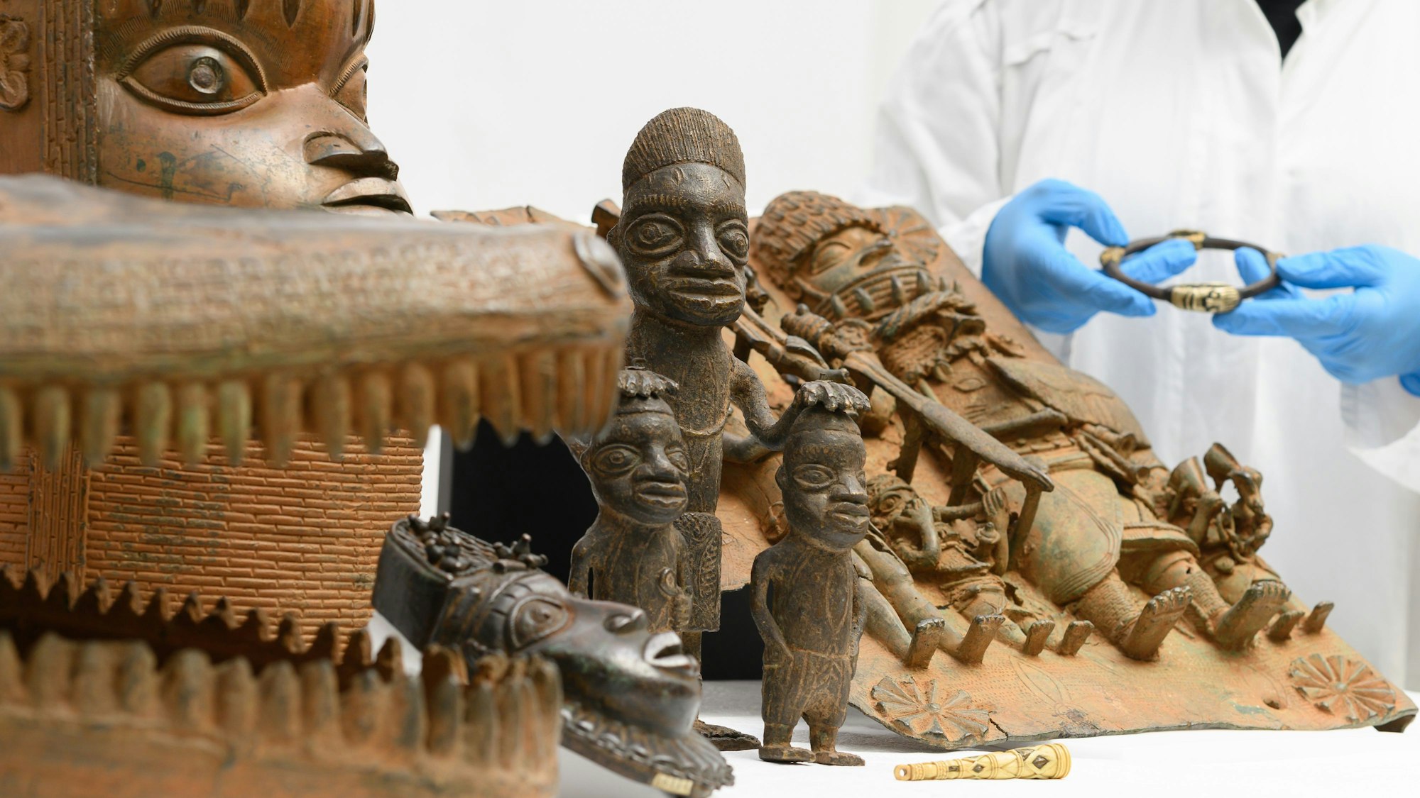 Bronze-Skulpuren aus dem historischen Köngreich Benin aus der Zeit vor 1897 stehen in einem Arbeitsraum des Depots im Museum für Völkerkunde der Staatlichen Kunstsammlungen Dresden.