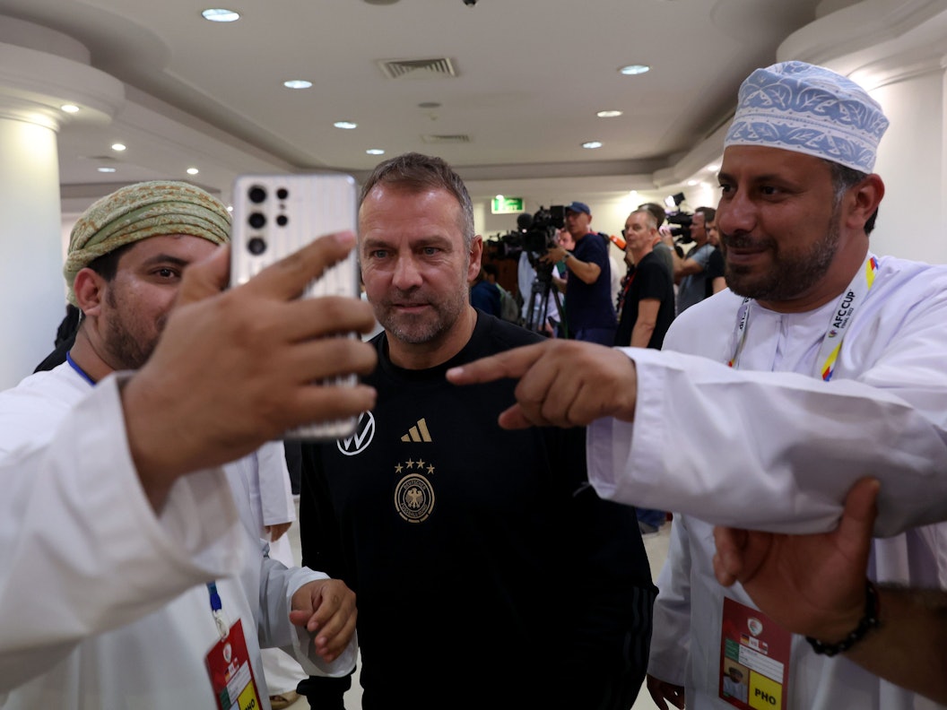 Hansi Flick wird im Medienraum in Maskat fotografiert.