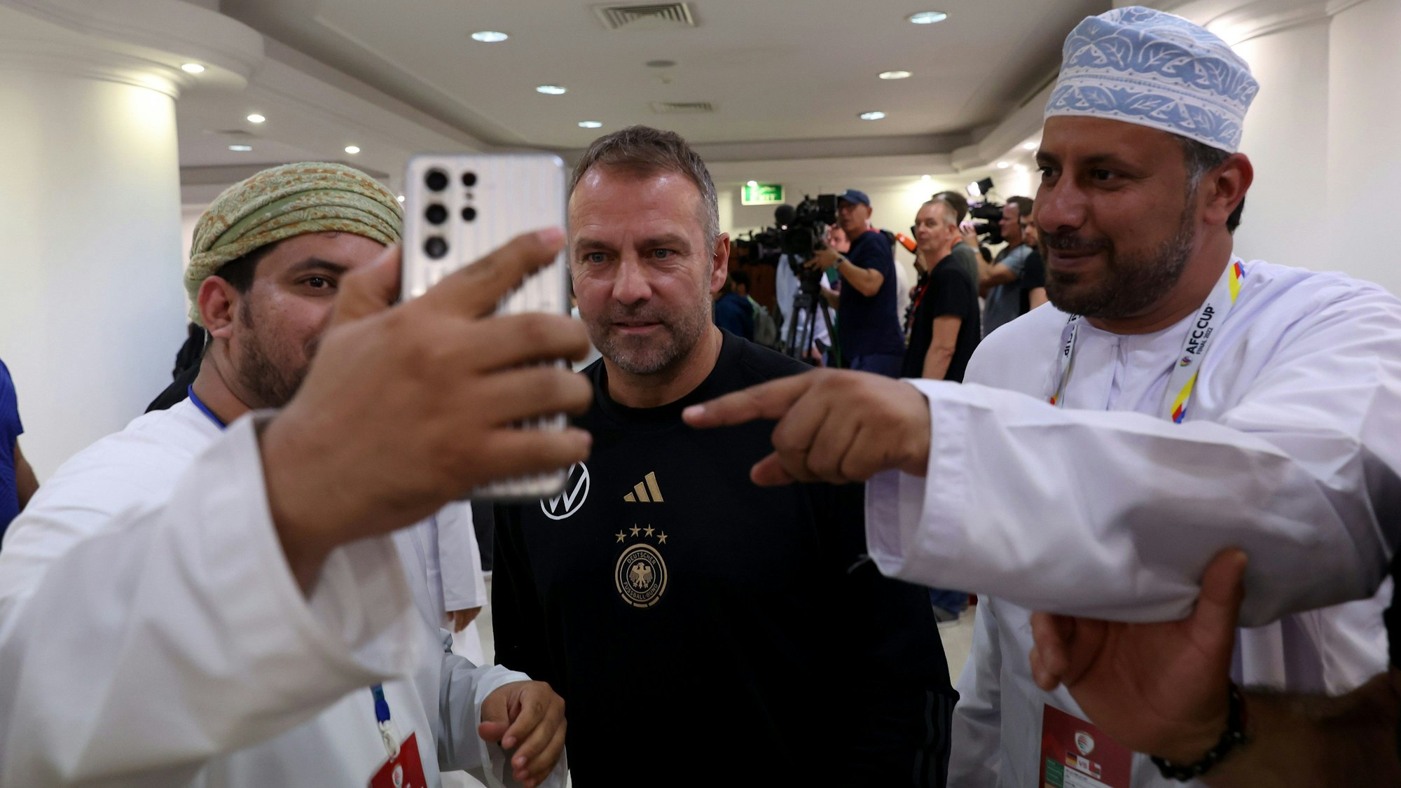 Hansi Flick wird im Medienraum in Maskat fotografiert.