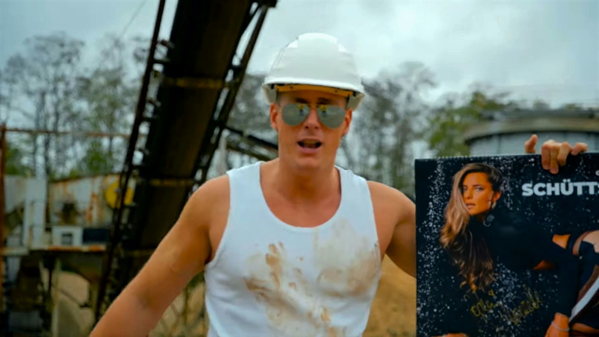 Calvin Kleinen im Musikvideo zu seinem Song Sophia, den er als Liebeserklärung für Sophia Thomalla veröffentlicht hat.
