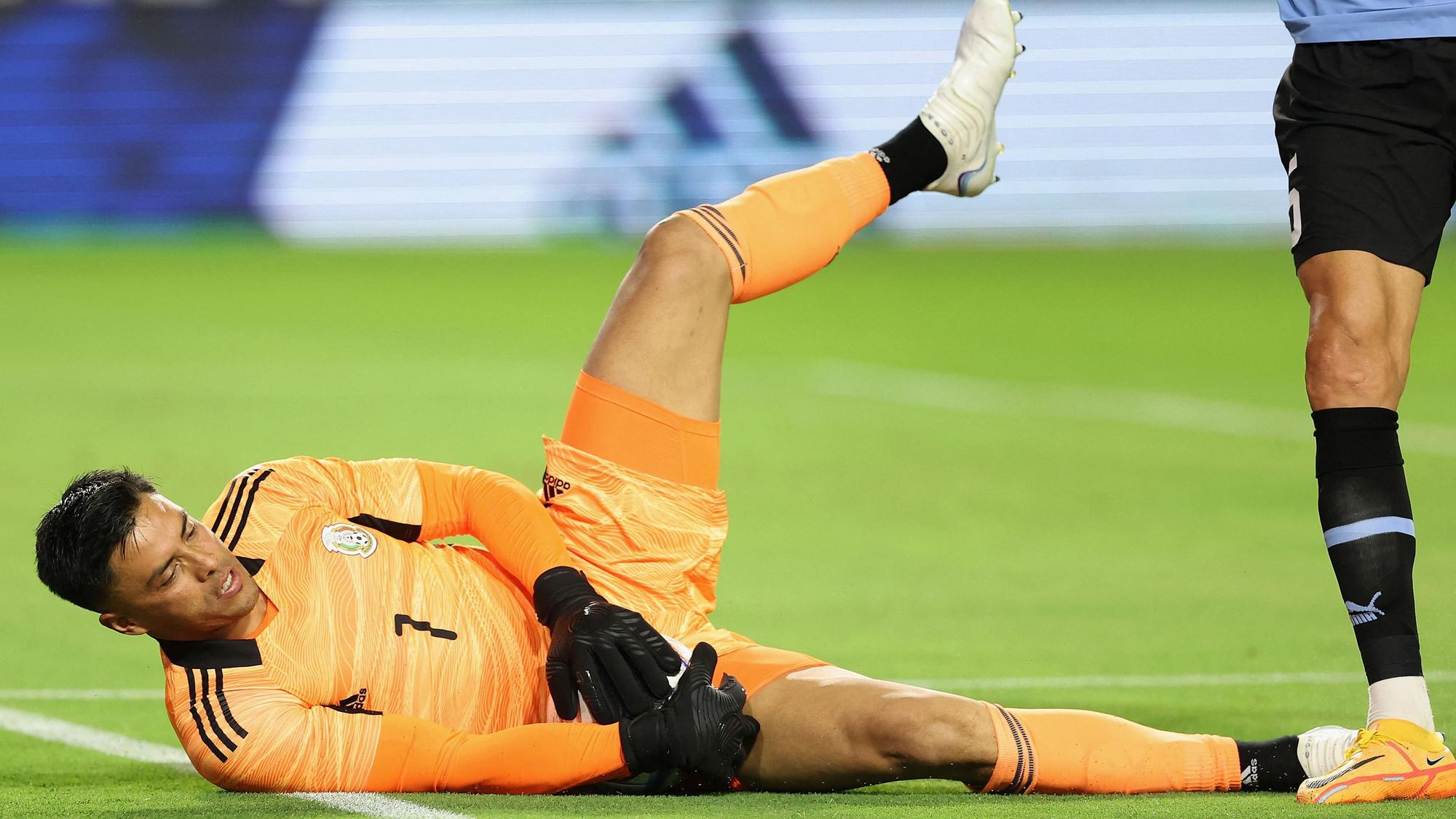 Alfredo Talavera hält beim Länderspiel gegen Uruguay einen Ball am Boden fest. Mit 40 Jahren ist der Mexikaner der älteste Spieler der WM 2022.