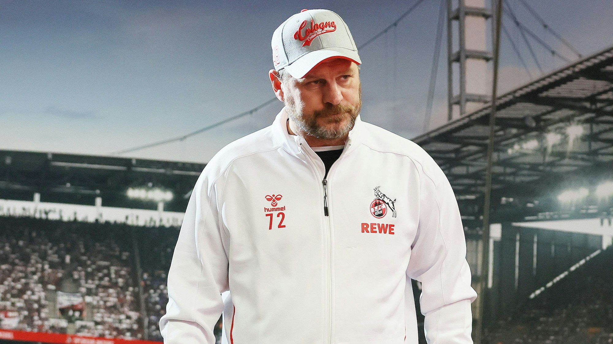 Steffen Baumgart steht im Rhein-Energie-Stadion.