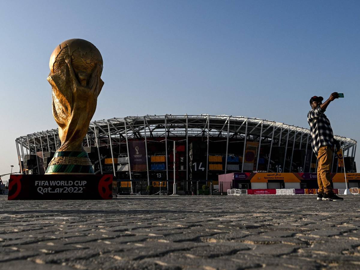 Vor dem Stadium 974, einem der Spielorte der WM 2022 in Katar, steht ein übergroßer WM-Pokal. Für das Emirat ist die Weltmeisterschaft ein entscheidendes Prestige-Projekt – trotz massiver Kritik.