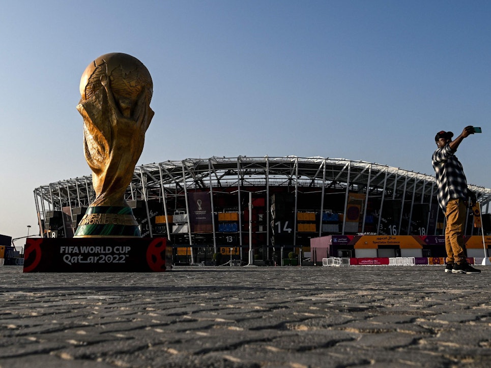 Vor dem Stadium 974, einem der Spielorte der WM 2022 in Katar, steht ein übergroßer WM-Pokal. Für das Emirat ist die Weltmeisterschaft ein entscheidendes Prestige-Projekt – trotz massiver Kritik.