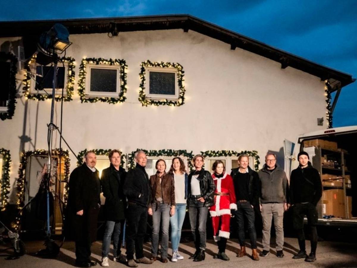 Die Crew der neuen Tatort-Folge aus Köln steht vor einem Drehort und schaut gemeinsam in die Kamera.