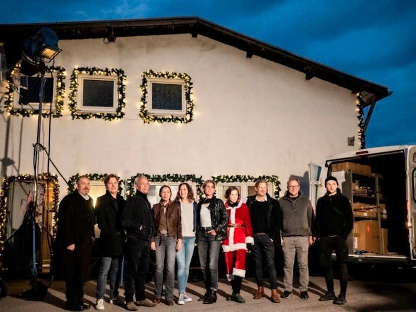 Die Crew der neuen Tatort-Folge aus Köln steht vor einem Drehort und schaut gemeinsam in die Kamera.