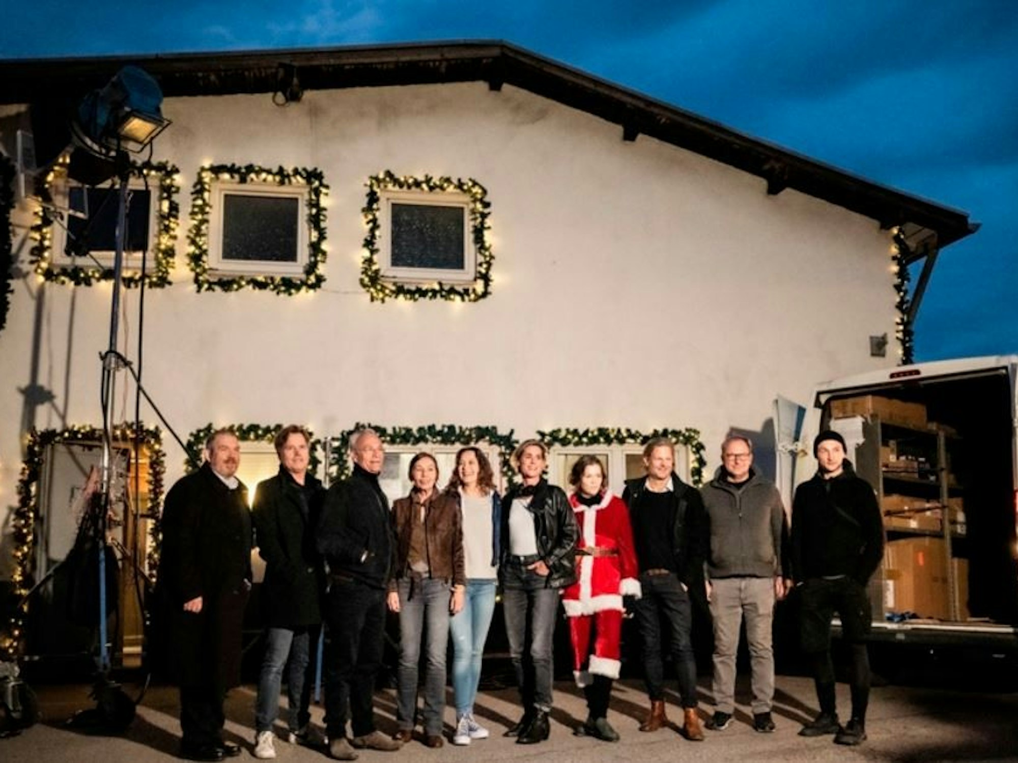 Die Crew der neuen Tatort-Folge aus Köln steht vor einem Drehort und schaut gemeinsam in die Kamera.