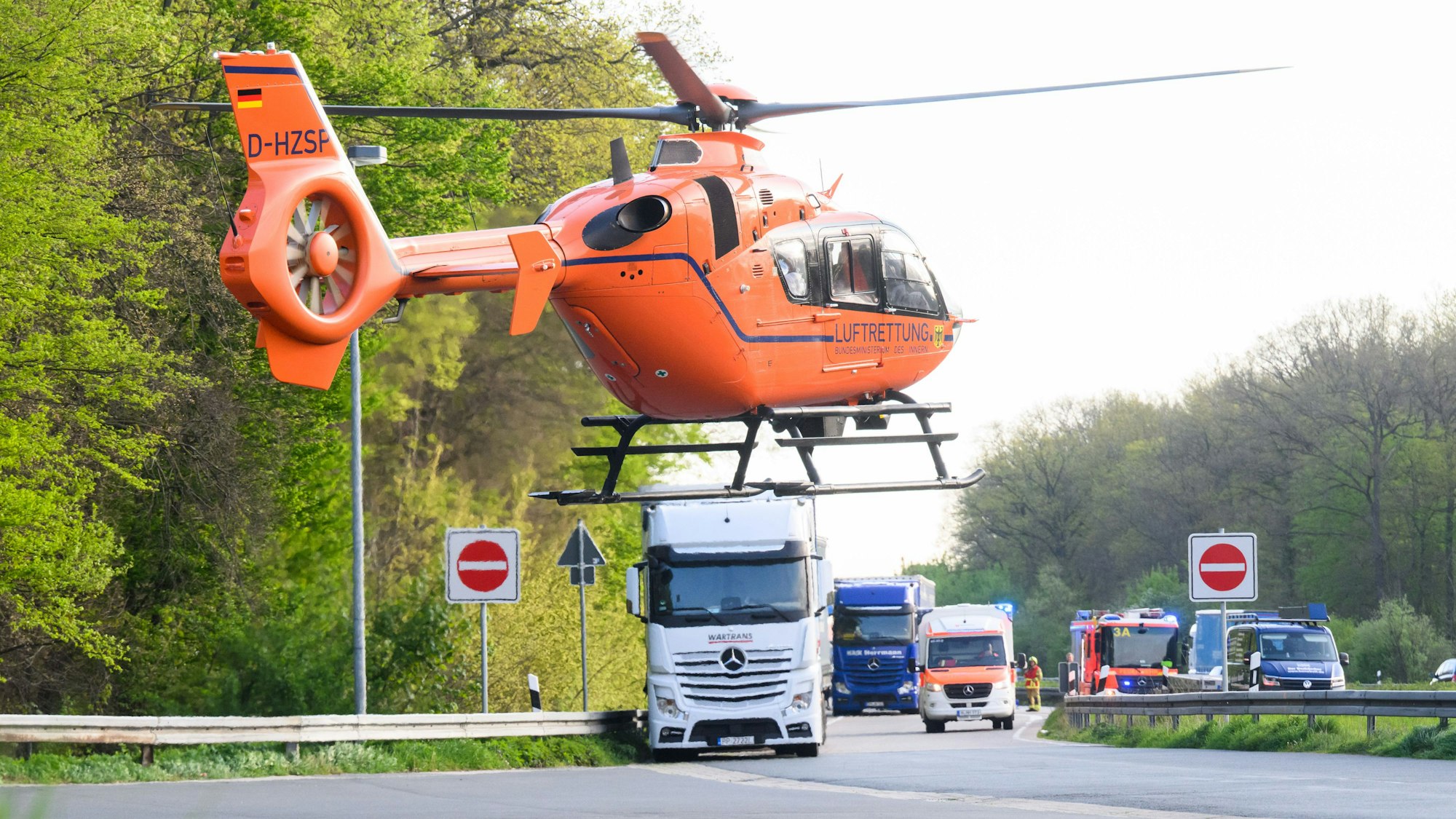 Ein Rettungshubschrauber der Luftrettung beim Start.