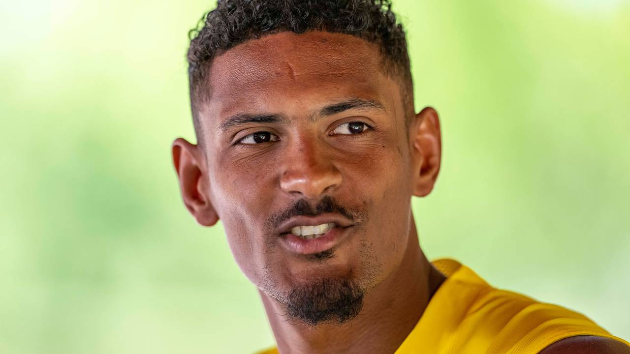 Sébastien Haller lächelt im Trainingslager von Borussia Dortmund in die Kamera.