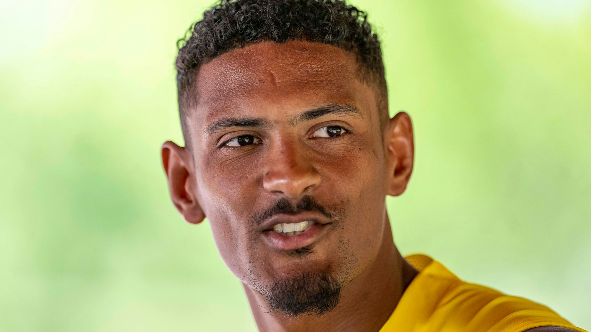 Sébastien Haller lächelt im Trainingslager von Borussia Dortmund in die Kamera.