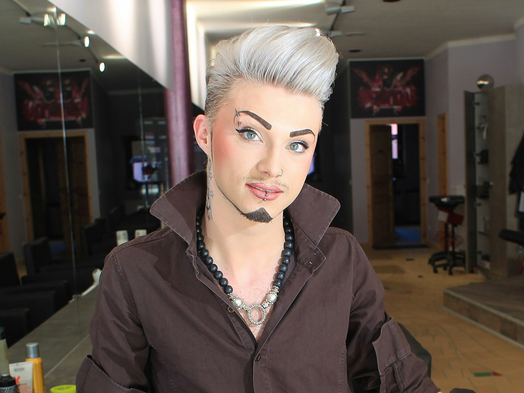 Sebastian Böhm war auch als die „Lady Gaga“ der Friseurszene bekannt. Jetzt ist der Star-Friseur im Alter von nur 36 Jahren gestorben.